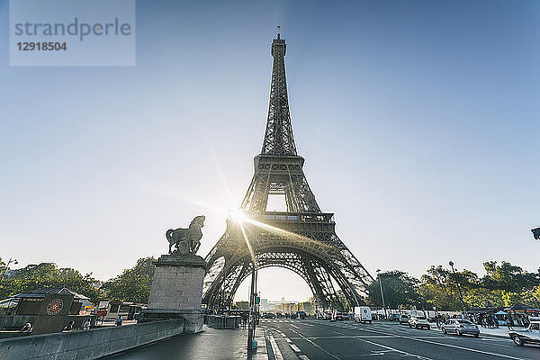 Blick auf das berühmte Gebäude des Eiffelturms bei klarem Himmel  Paris  Frankreich