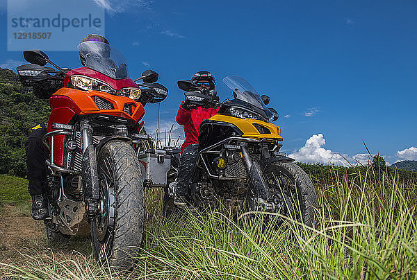 Blick auf zwei Männer auf Motorrädern  Nan  Bezirk Mueang Chiang Rai  Thailand