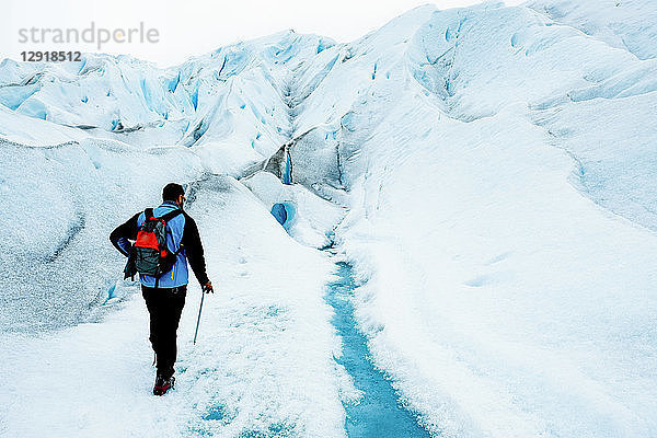 Rückansicht eines Wanderers am Perito-Moreno-Gletscher  Los-Glaciares-Nationalpark  El Calafate  Provinz Santa Cruz  Argentinien