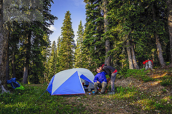 Rucksacktouristen küssen sich auf dem Colorado Trail-Campingplatz.