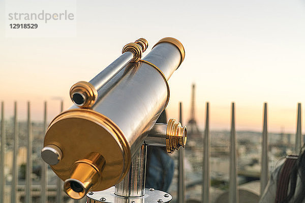 Betrachtung des Teleskops gegen den klaren Himmel bei Sonnenuntergang auf dem Triumphbogen  Paris  Frankreich