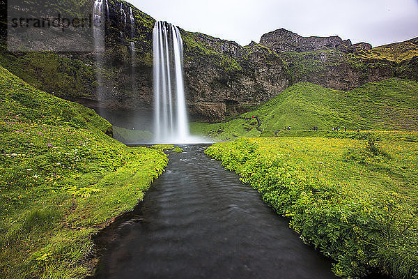 SeljalandsfossÂ ist einer derÂ berühmtesten und meistbesuchten Wasserfälle in Island. Der Wasserfall hat einen Pfad  der Besucher hinter den Kaskaden wandern lÃ?sst. Er befindet sich in der NÃ?he des Highway One  auch bekannt als Ringstraße.