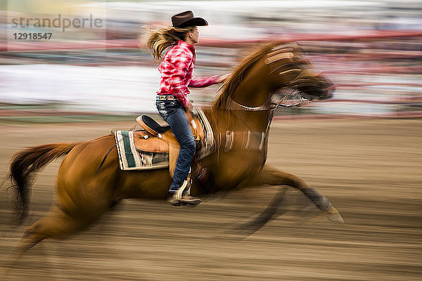 Cowgirl reitet auf einem Pferd beim Barrel Race Rodeo  Pagosa Springs  Colorado  USA