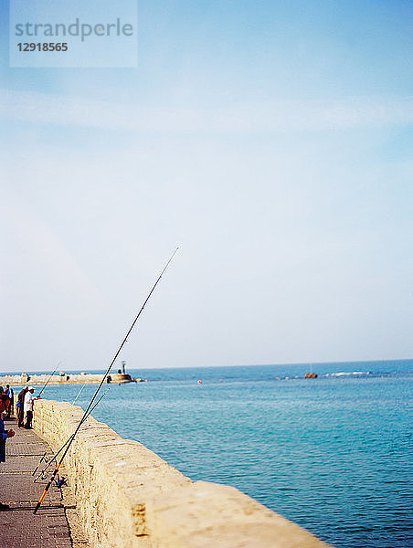 Seitenansicht von Menschen beim Fischen am Meeresufer in der Altstadt von Jaffa in Tel Aviv  Israel