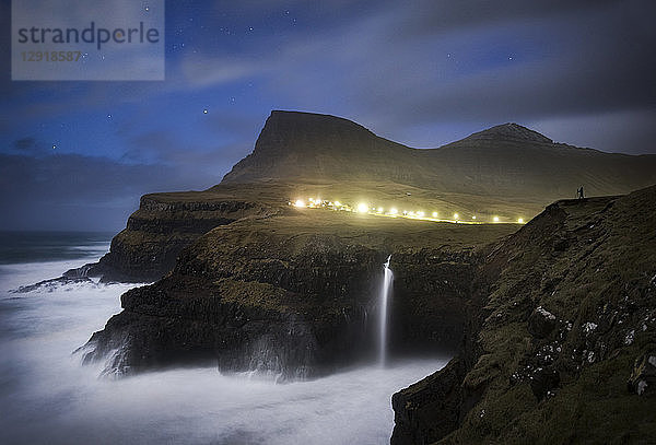 Majestätische Naturkulisse der Küstenklippen bei Nacht  Gasadalur  Färöer Inseln