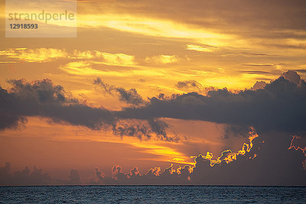 Ruhige Szene mit Sonnenaufgang über dem Meer  Playa del Carmen  Quintana Roo  Mexiko