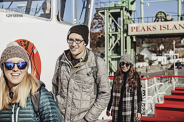Gruppe glücklicher Freunde beim Verlassen der Fähre  Peaks Island  Maine  USA