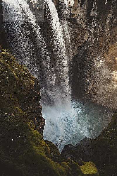 Landschaftlicher Blick auf einen Wasserfall  Johnston Canyon  Alberta  Kanada