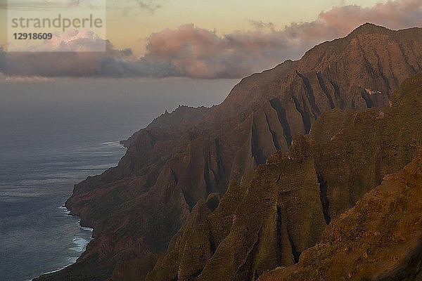 Blick auf die Berge an der Küste bei Sonnenuntergang im Na Pali Coast State Park  Kauai  Hawaii-Inseln  USA