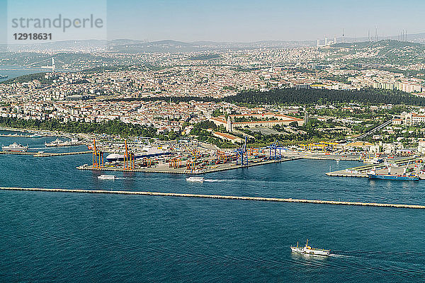 Stadtbild aus der Luft mit Hafen im Vordergrund  Istanbul  Türkei
