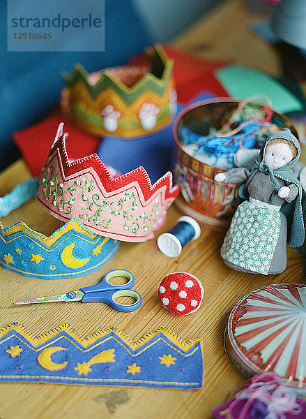 Blick auf handgefertigtes Spielzeug mit Kronen und Puppen auf dem Tisch