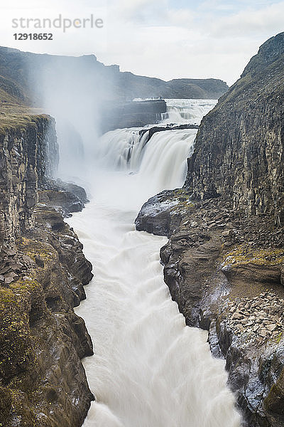 Landschaftlicher Blick auf die Gulfossi-Wasserfälle  die durch eine Schlucht fließen  Island