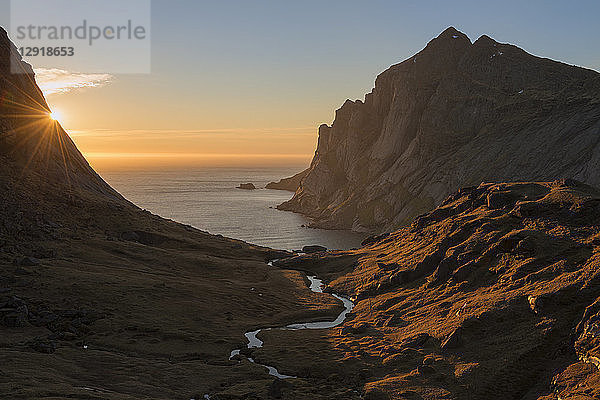 Wunderschöne Naturlandschaft mit Tal über dem Strand von Bunes bei Sonnenuntergang  Moskenesoya  Lofoten  Norwegen