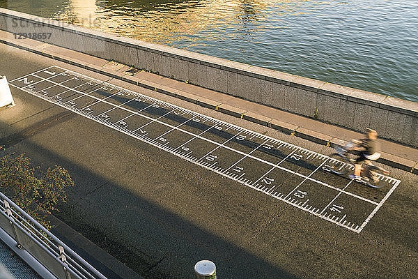 Blick von oben auf einen Radfahrer am Ufer der Seine am frühen Morgen in Paris  Ile-de-France  Frankreich