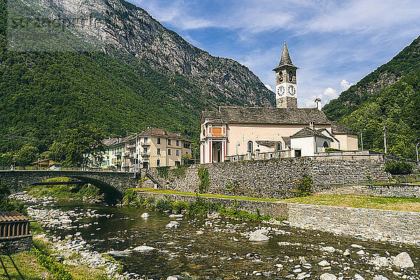 Berglandschaft mit Fluss und Kirche in den Alpen im Sommer  Verzasca  Tessin  Schweiz