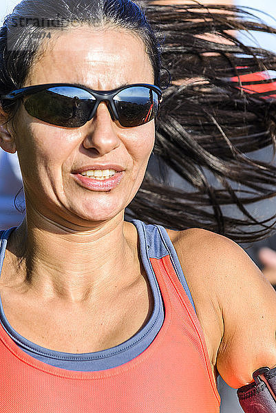 Nahaufnahme einer erwachsenen Frau beim Laufen mit Sonnenbrille  Sintra  Sintra/Cascais  Portugal