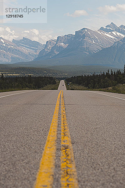 Landschaft mit David Thompson Highway und Bergen der kanadischen Rockies  Icefields Parkway  Alberta  Kanada