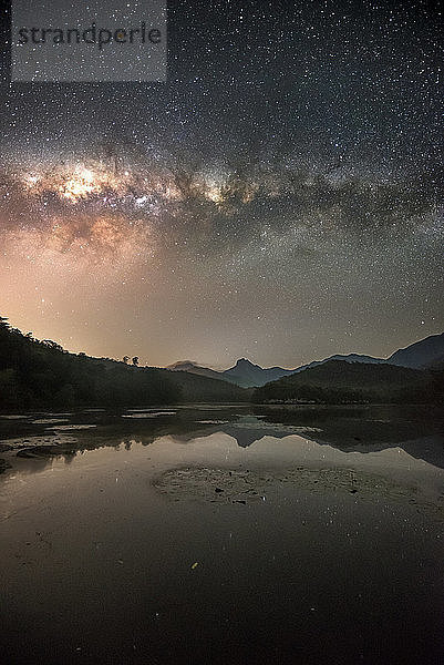 Milchstraßengalaxie am Sternenhimmel über¬Ýrainforest¬Ýlake im Ökologischen Reservat Guapiacu  Rio de Janeiro  Brasilien