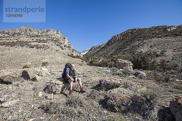 Porträt eines sitzenden Rucksacktouristen in der Lost River Mountain Range  Idaho  USA