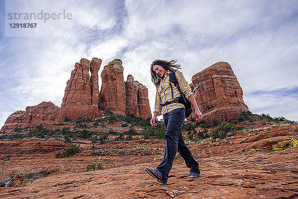 Weiblicher Wanderer  der die Felsen am Cathedral Rock  Arizona  USA  hinunterläuft