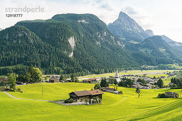 Landschaft mit Bergen  Hügeln und Dorf  Bern  Schweiz