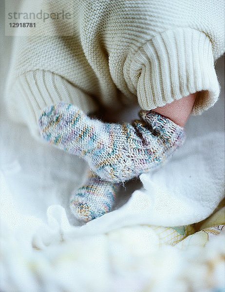 Tiefschnitt eines Neugeborenen mit Wollsocken an den Füßchen  Vancouver  British Columbia  Kanada
