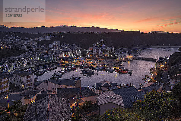 Sonnenuntergang in Luarca  am Kantabrischen Meer  Asturien  Spanien.