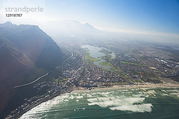 Luftaufnahme eines kleinen Küstendorfs in der Nähe von Kapstadt  Afrika