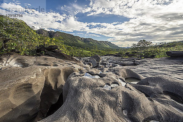 Schöne Landschaft mit Flusslauf zwischen Felsen im Mondtal Vale da Lua  Chapada dos Veadeiros  Goias  Brasilien