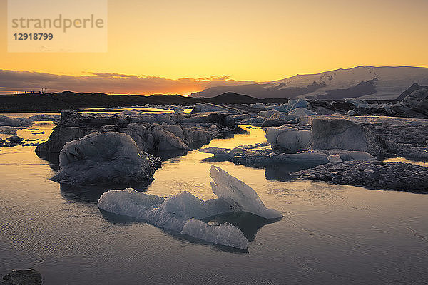 Eisschwimmen im Jokulsarlon¬ÝGletschersee bei stimmungsvoller Abenddämmerung  Island