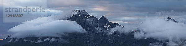 Majestätische Panoramalandschaft mit Himmeltindan-Gipfeln hinter Wolken  Vestvagoya  Lofoten  Norwegen