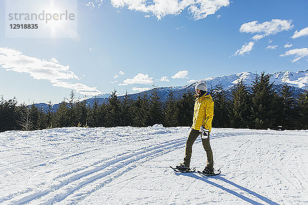 Totale Aufnahme einer Frau beim Schneeschuhwandern in natürlicher Umgebung im Winter  Whistler  British Columbia  Kanada