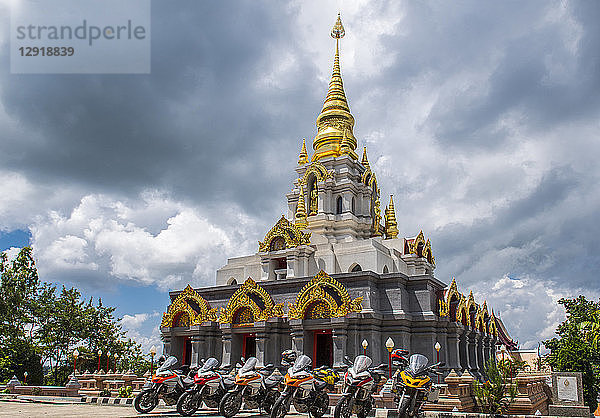 Gruppe von Motorrädern  geparkt in der Nähe der Stupa  Nan  Bezirk Mueang Chiang Rai  Thailand