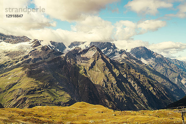 Malerische Landschaft mit Alpengipfeln zwischen Wolken  Zermatt  Wallis  Schweiz