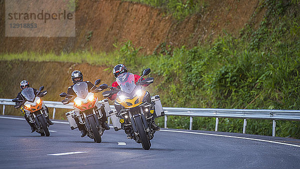 Frontansicht von drei Männern auf Motorrädern  Nan  Bezirk Mueang Chiang Rai  Thailand