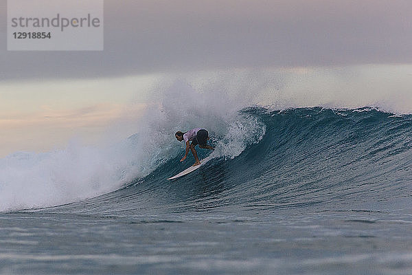 Male-Surfer reitet auf einer Welle gegen den Himmel  Male  Malediven