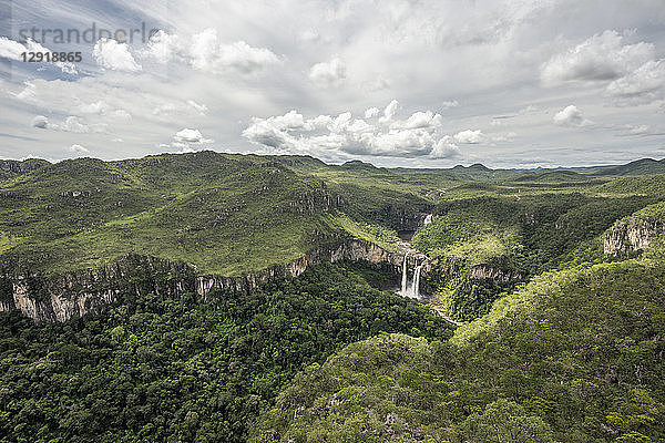 Wunderschöne Naturlandschaft mit Wasserfällen  gesehen vom Gipfel des Mirante da Janela in der Chapada dos Veadeiros  Goias  Brasilien