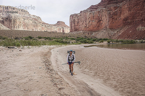 Vorderansicht einer lächelnden Rucksacktouristin beim Wandern im Grand Canyon  Arizona  USA