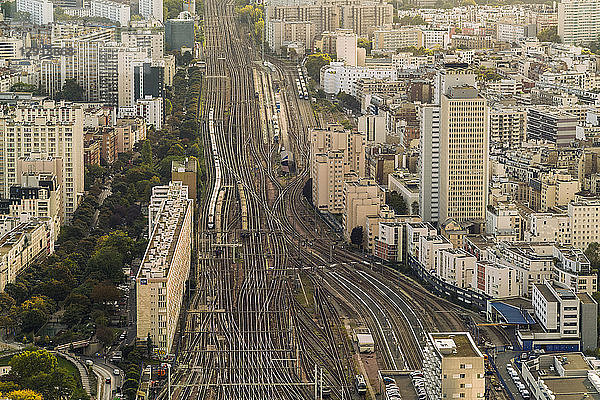 Blick auf die Bahngleise zum Gare Vaugirard  Falguiere und Moulin de la Vierge in Paris vom Montparnasse-Turm aus gesehen  Frankreich