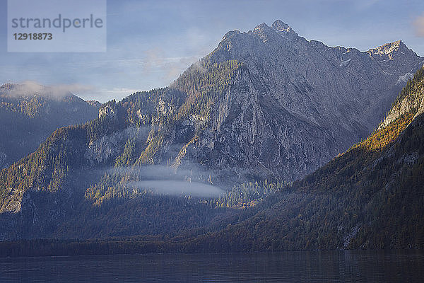 Majestätische Naturkulisse mit Blick auf Berge und Königssee  Bayern  Deutschland