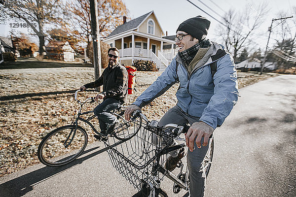 Ein Paar Freunde radelt im Herbst durch ein Dorf  Portland  Maine  USA