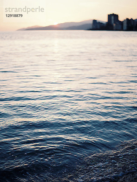 Ruhige Szene mit Blick auf das Wasser im Meer bei Sonnenuntergang  Vancouver  British Columbia  Kanada