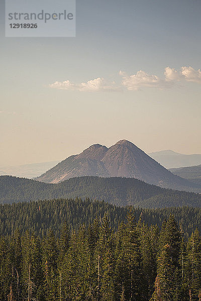 Ein weiter Blick über bewaldete Berge unter einem dunstigen blauen Himmel  Shasta  Kalifornien  USA