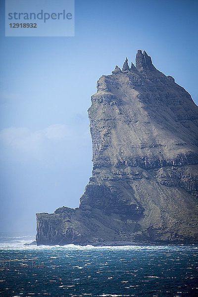 Majestätische Naturkulisse mit Küstenklippe  Färöer Inseln