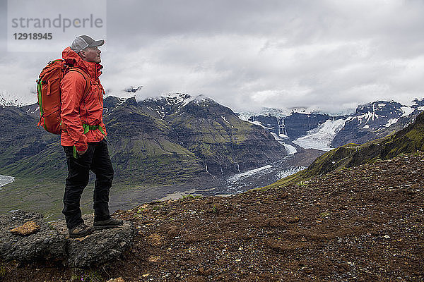 Bergblick mit Wanderer  der den Vatnajokull-Gletscher in Skaftafell bewundert  Skaftafell  Island