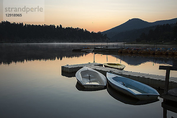 Ruhige Szene mit Ruderbooten und Steg am Ufer des Evergreen Lake bei Sonnenaufgang  Colorado  USA