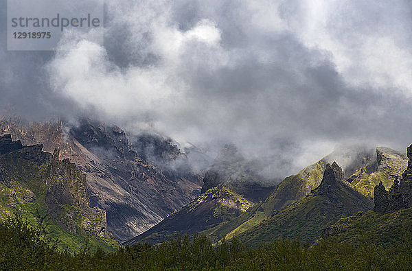 Landschaft mit Thorsmork-Tal und Bergen in Wolken  Thorsmork  Sudurland  Island