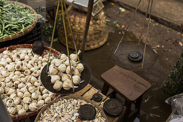 Knoblauchstapel auf einer Marktwaage im Freien  Myanmar  Shan  Myanmar