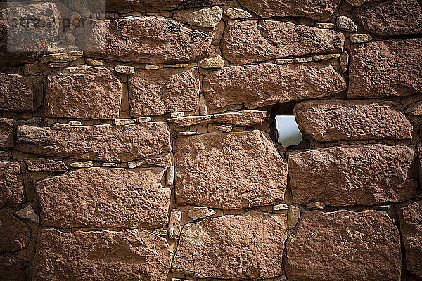 In den Ruinen der Strukturen im Hovenweep National Monument  Utah  USA  sind komplizierte Felsarbeiten zu sehen.