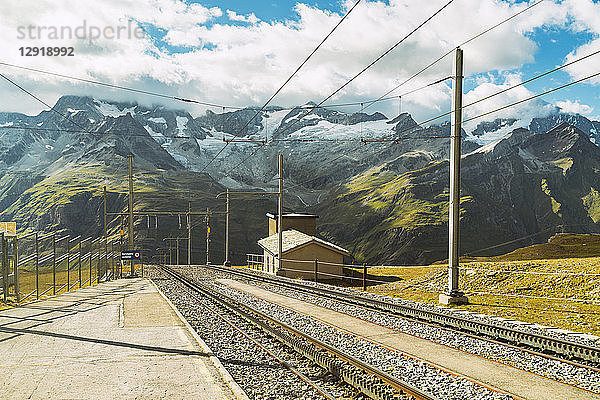 Berglandschaft mit Gondelbahn auf dem Roterboden in der Nähe des Gornegrat-Gipfels  Zermatt Roterboden  Wallis  Schweiz